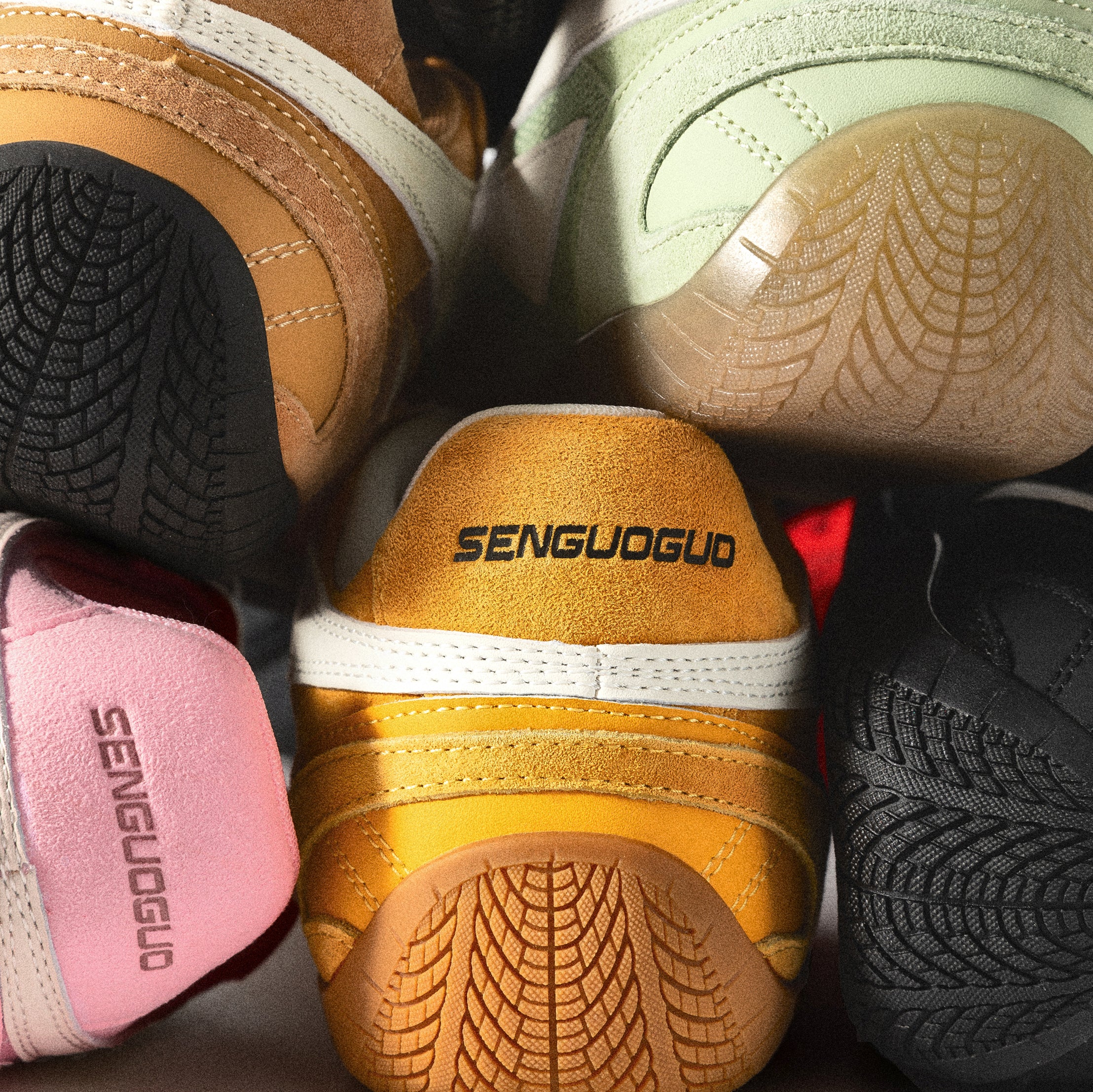 SENGUOGUO Lightning Racer Sneaker — Black & White, Unisex Low-Top