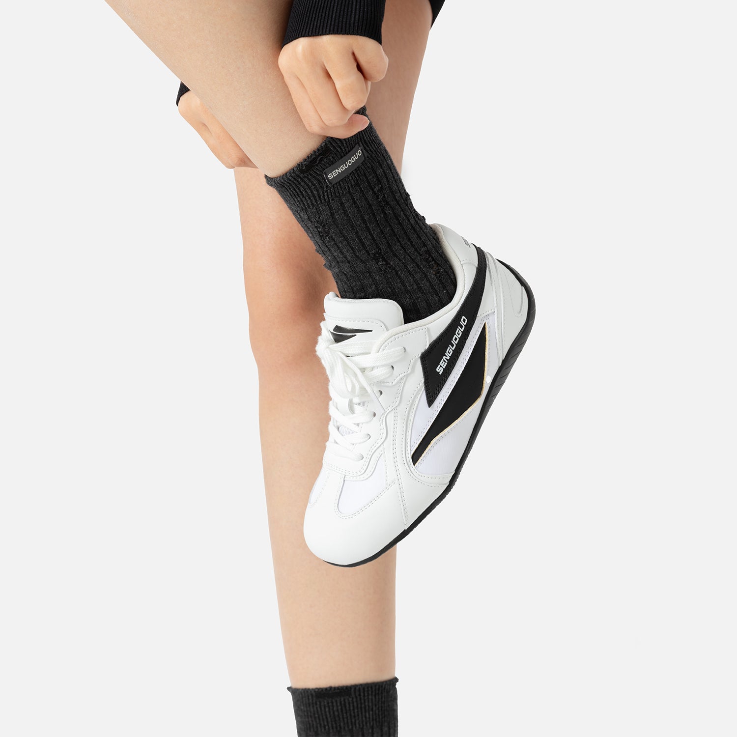 SENGUOGUO Lightning Racer Sneaker — Black & White, Unisex Low-Top